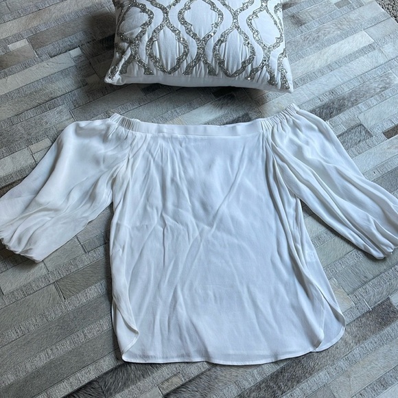 Cute! White Off The Shoulders Top/Blouse - Picture 2 of 5
